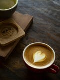 Una tazza di caffè con arte del latte del cuore fotografia stock Una tazza di caffè con arte del latte del cuore fotografia stock