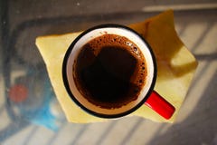 Una tazza di caffè sulla tabella fotografia stock Una tazza di caffè sulla tabella fotografia stock
