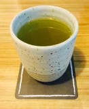 Una tazza di tè verde caldo immagine stock Una tazza di tè verde caldo immagine stock