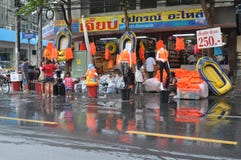 Una tienda vende el equipo necesario para la inundación en Bangkok, Tailandia, el 30 de noviembre de 2011 fotos de archivo libres de regalías Una tienda vende el equipo necesario para la inundación en Bangkok, Tailandia, el 30 de noviembre de 2011 fotos de archivo libres de regalías