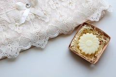 Una toalla beige y un jabón bajo la forma de flor en un fondo ligero Visi?n superior fotografía de archivo libre de regalías Una toalla beige y un jabón bajo la forma de flor en un fondo ligero Visi?n superior fotografía de archivo libre de regalías