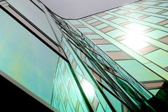 Una ufficio-costruzione moderna, fornita di parete di riflessione colorata fotografia stock Una ufficio-costruzione moderna, fornita di parete di riflessione colorata fotografia stock