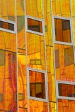 Una ufficio-costruzione moderna, fornita di parete di riflessione colorata fotografie stock Una ufficio-costruzione moderna, fornita di parete di riflessione colorata fotografie stock