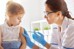 Una vaccinazione ad un bambino fotografie stock Una vaccinazione ad un bambino fotografie stock