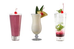 Una variedad de bebidas alcohólicas, de bebidas y de cócteles en un fondo blanco Tres diversas bebidas en los cubiletes de crista imagenes de archivo Una variedad de bebidas alcohólicas, de bebidas y de cócteles en un fondo blanco Tres diversas bebidas en los cubiletes de crista imagenes de archivo