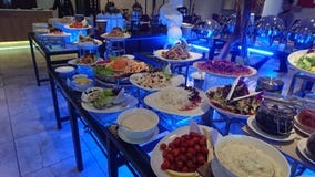 Una varietà servente della barra di insalate immagini stock Una varietà servente della barra di insalate immagini stock