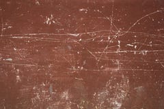 Una vecchia parete marrone-rosso con i graffi e le macchie bianchi profondi Struttura approssimativa fotografia stock libera da diritti Una vecchia parete marrone-rosso con i graffi e le macchie bianchi profondi Struttura approssimativa fotografia stock libera da diritti