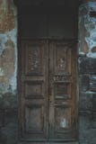Una vecchia porta di legno in una città suburbana immagini stock libere da diritti Una vecchia porta di legno in una città suburbana immagini stock libere da diritti