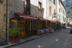 Una via con il caffè della via ed i piccoli negozi turistici, Collioure, Francia fotografia stock libera da diritti Una via con il caffè della via ed i piccoli negozi turistici, Collioure, Francia fotografia stock libera da diritti