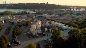 Una vista aérea de una instalación industrial de la fábrica de productos químicos en Vancouver del norte con cerca del segundo pu metrajes Una vista aérea de una instalación industrial de la fábrica de productos químicos en Vancouver del norte con cerca del segundo pu metrajes