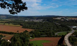 Una vista de Alemania del pasa por alto a lo largo de una pista de senderismo foto de archivo libre de regalías Una vista de Alemania del pasa por alto a lo largo de una pista de senderismo foto de archivo libre de regalías