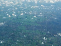 Una vista de nubes y de campos de un aeroplano fotos de archivo libres de regalías Una vista de nubes y de campos de un aeroplano fotos de archivo libres de regalías