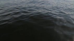 Una vista del agua del barco móvil Una vista del agua del barco móvil