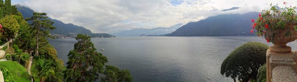 Una vista del lago Como dal balcone a Villa del Balbianello immagini stock Una vista del lago Como dal balcone a Villa del Balbianello immagini stock