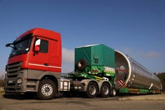 Una vista di un camion, di un semirimorchio del pianale ribassato e di un Ca surdimensionato fotografie stock Una vista di un camion, di un semirimorchio del pianale ribassato e di un Ca surdimensionato fotografie stock