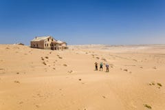 Una vista grandangolare di una delle case abbandonate nella città fantasma di Kolmanskop vicino a Luderitz, Namibia, Africa Fotografia Stock Una vista grandangolare di una delle case abbandonate nella città fantasma di Kolmanskop vicino a Luderitz, Namibia, Africa Fotografia Stock