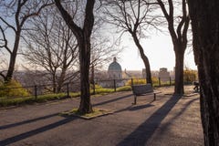 Una vista panorámica de Brescia de la terraza del parque del castillo, región de Lombardía, Italia imágenes de archivo libres de regalías Una vista panorámica de Brescia de la terraza del parque del castillo, región de Lombardía, Italia imágenes de archivo libres de regalías