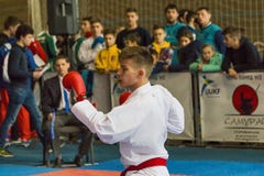 Unbekannter Juniorkaratespieler, der sich vorbereitet zu schlagen lizenzfreie stockbilder Unbekannter Juniorkaratespieler, der sich vorbereitet zu schlagen lizenzfreie stockbilder