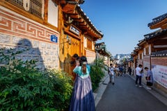 Unberechtigte Touristen an Dorf Bukchon Hanok auf Jun19, 2017 in Seo lizenzfreies stockfoto Unberechtigte Touristen an Dorf Bukchon Hanok auf Jun19, 2017 in Seo lizenzfreies stockfoto