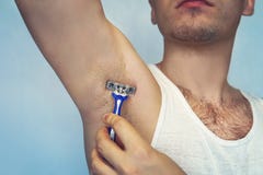 Underarm Haarabbau Männliche Enthaarung Junger attraktiver muskulöser Mann, der Rasiermesser verwendet, um Haar von seinem Körper stockbild Underarm Haarabbau Männliche Enthaarung Junger attraktiver muskulöser Mann, der Rasiermesser verwendet, um Haar von seinem Körper stockbild