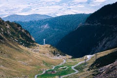 Underbar bergsikt bergspolningsväg med många vänd i höstdag Transfagarasan huvudväg, den mest härliga vägen in arkivfoto Underbar bergsikt bergspolningsväg med många vänd i höstdag Transfagarasan huvudväg, den mest härliga vägen in arkivfoto