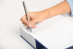 Undertecknande autograf för författare i bok fotografering för bildbyråer Undertecknande autograf för författare i bok fotografering för bildbyråer