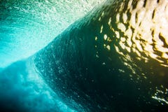 Underwater di Wave e luce del sole Oceano blu in underwater immagine stock libera da diritti Underwater di Wave e luce del sole Oceano blu in underwater immagine stock libera da diritti