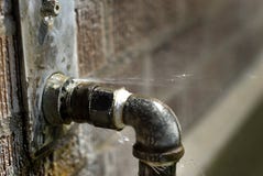 Undichtes Rohr mit Wasser-heraus Sprühspritzen lizenzfreies stockfoto Undichtes Rohr mit Wasser-heraus Sprühspritzen lizenzfreies stockfoto