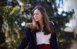 Une belle dame se tient sur le fond de forêt photo stock Une belle dame se tient sur le fond de forêt photo stock