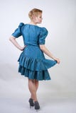 Une belle fille avec un chiffre plus de taille habillé dans une rétro robe mignonne et des supports de mode sur un fond blanc jeu photo libre de droits Une belle fille avec un chiffre plus de taille habillé dans une rétro robe mignonne et des supports de mode sur un fond blanc jeu photo libre de droits