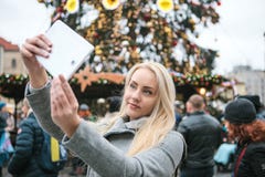 Une belle jeune femme ou fille blonde faisant le selfie ou la photographie images stock Une belle jeune femme ou fille blonde faisant le selfie ou la photographie images stock