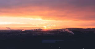 Une belle orange et un lever de soleil pourpre au-dessus de zone industrielle de Sheffields images stock Une belle orange et un lever de soleil pourpre au-dessus de zone industrielle de Sheffields images stock