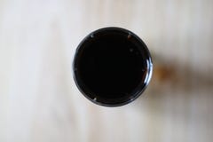 Une boisson carbonatée douce dans la tasse en verre photos libres de droits Une boisson carbonatée douce dans la tasse en verre photos libres de droits