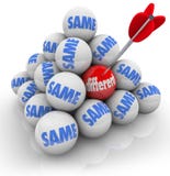 Une boule visée différente contre mêmes innovation de changement Images stock Une boule visée différente contre mêmes innovation de changement Images stock