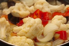 Une casserole complètement de cuisson de légumes image libre de droits Une casserole complètement de cuisson de légumes image libre de droits