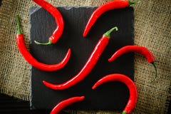 Une composition de poivre de piment Fond en pierre foncé d'ardoise Images libres de droits Une composition de poivre de piment Fond en pierre foncé d'ardoise Images libres de droits