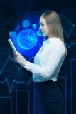 Une dame tient un document numérique avec la projection d'hologramme du contenu photos libres de droits Une dame tient un document numérique avec la projection d'hologramme du contenu photos libres de droits
