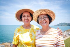 Une femme asiatique pluse âgé voyageant à la mer photo stock Une femme asiatique pluse âgé voyageant à la mer photo stock
