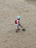 Une femme avec un détecteur de métaux sur la plage de Gijon Asturies Espagne image libre de droits Une femme avec un détecteur de métaux sur la plage de Gijon Asturies Espagne image libre de droits