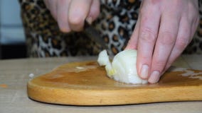Une femme coupe un oignon Une femme coupe un oignon