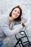 Une femme plus âgée souriant avec le vélo Photos libres de droits Une femme plus âgée souriant avec le vélo Photos libres de droits