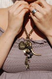 Une femme portant un long, chunkly collier en bronze antique Photos stock Une femme portant un long, chunkly collier en bronze antique Photos stock