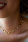 Une femme porte un collier d'or de cru autour de son cou photos stock Une femme porte un collier d'or de cru autour de son cou photos stock