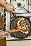 Une femme prépare le petit déjeuner à la maison dans la cuisine Pains grillés dans une poêle avec le vert et le lard d'oeufs Nour photos libres de droits Une femme prépare le petit déjeuner à la maison dans la cuisine Pains grillés dans une poêle avec le vert et le lard d'oeufs Nour photos libres de droits