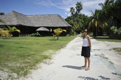 Une femme se tient sur la route image libre de droits Une femme se tient sur la route image libre de droits