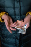 Une femme supérieure plus âgée tient d'EURO billets de banque - orientaux - pension européenne de salaire images libres de droits Une femme supérieure plus âgée tient d'EURO billets de banque - orientaux - pension européenne de salaire images libres de droits