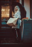 Une fille avec le totebag blanc naturel de toile d'eco photos stock Une fille avec le totebag blanc naturel de toile d'eco photos stock
