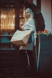 Une fille avec le totebag blanc naturel de toile d'eco image stock Une fille avec le totebag blanc naturel de toile d'eco image stock