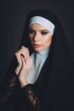 Une fille dans l'image d'une nonne images stock Une fille dans l'image d'une nonne images stock