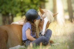 Une fille et son beau poney d'oseille montrant des tours appris avec le dressage naturel images libres de droits Une fille et son beau poney d'oseille montrant des tours appris avec le dressage naturel images libres de droits